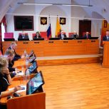 Продолжение программы ремонта подъездов к социальным учреждениям, капремонт стационаров и школьных стадионов: депутаты «Единой России» адресовали свои вопросы Михаилу Евраеву
