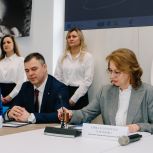 «Единая Россия» передала гуманитарную помощь в день рождения Донецкого перинатального центра