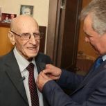 Александр Романенко вручил знак «Жителю блокадного Ленинграда» 91-летнему барнаульцу