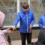 Активисты «Единой России» и «Молодой Гвардии» присоединились к акции «Георгиевская ленточка»