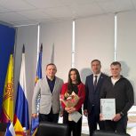 Сенатор РФ, координатор партийного проекта "Выбор сильных" Николай Владимиров вручил юным самбистам борцовки