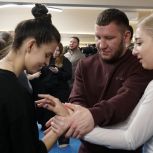 В Москве «Единая Россия» организовала мастер-класс по самообороне для жён участников СВО