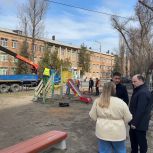 Депутат «Единой России» Виктор Чигвинцев провел мониторинг благоустройства детской площадки в Первомайском районе донской столицы
