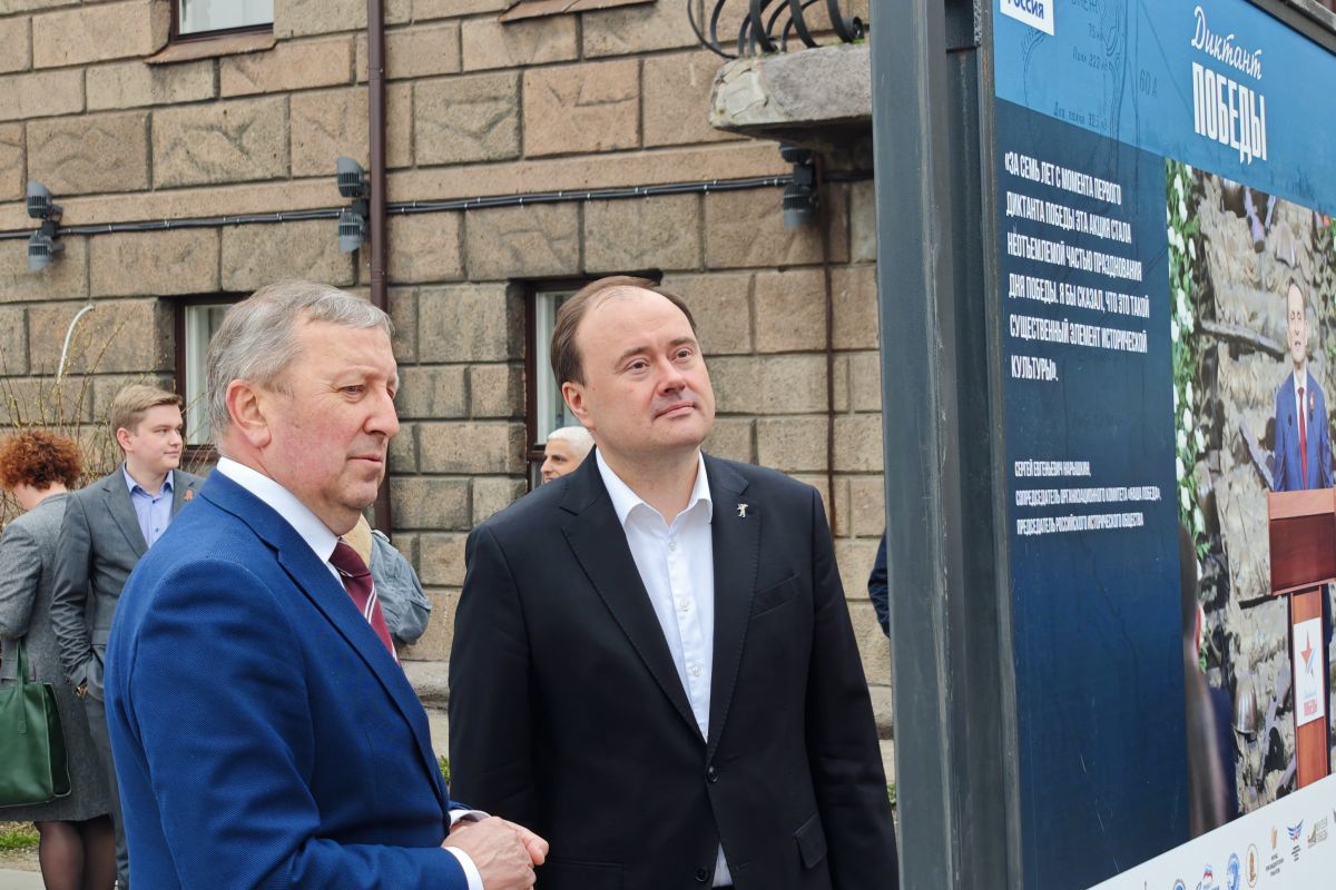 На Богоявленской площади открылась фотовыставка, посвященная «Диктанту Победы»
