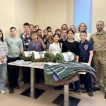 В Кстовском районе активисты «Единой России» организовали для школьников мастер-класс по плетению маскировочных сетей