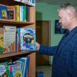 Директор Центра развития Москвы Евгений Андриенко передал в пункт буккроссинга в ЗАО личную коллекцию книг