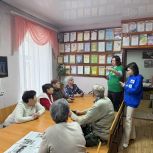 Партийцы в Верхнеуральске помогают старшему поколению регистрироваться на предварительное голосование