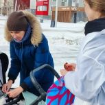 Жителям Нового Уренгоя раздают Георгиевские ленточки на улицах города