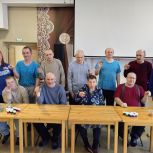 В Устюженском доме престарелых активисты «Молодой Гвардии» провели мастер-класс по изготовлению пасхальных магнитов