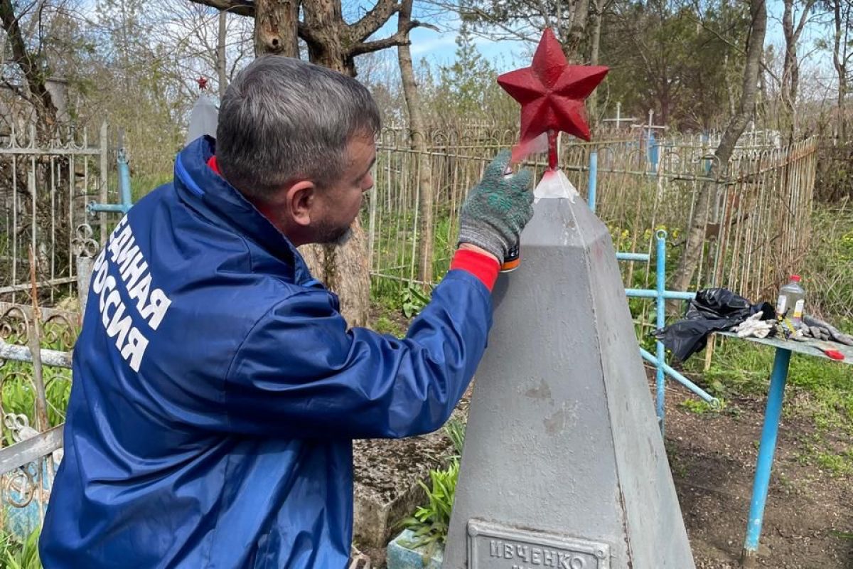 Активисты «Единой России» навели порядок на мемориалах и в общественных пространствах Ставропольского края