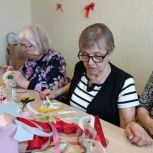 В центре общения старшего поколения с. Верхняя Тойма собрались «серебряные» волонтёры чтобы подготовиться к празднику