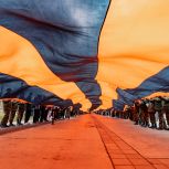 В Казани при поддержке «Единой России» развернули 300-метровую Георгиевскую ленту