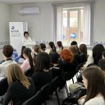 «ЕДИНАЯ РОССИЯ» Наталья Екеева рассказала студентам Горно-Алтайска об истоках российского парламентаризма