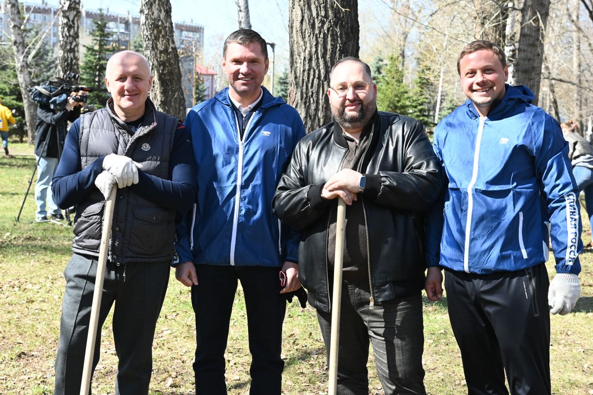 Партийцы вышли на субботник в Сад Победы