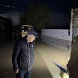 Нурбагандов Нурбагандов проинспектировал последствия паводков в Мамедкале и передал помощь жителям