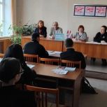 Диплом есть, что дальше? В Кунашаке партийцы рассказали выпускникам, где найти работу