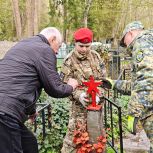 Представители «Единой России» в преддверии празднования Дня Победы благоустроили места захоронения ветеранов Великой Победы