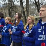 Субботники на мемориальных комплексах, возложения цветов и тематические встречи: «Единая Россия» почтила память жертв геноцида советского народа