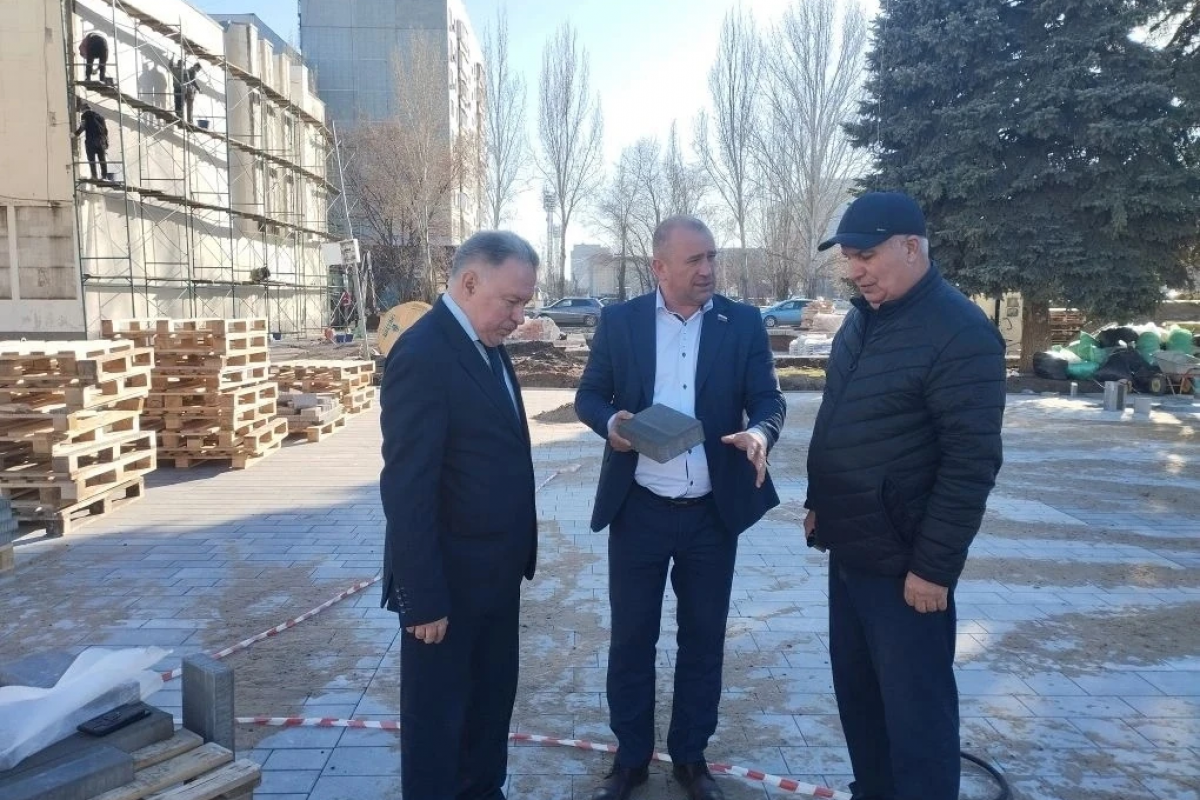 Депутаты Единой России проконтролировали ход благоустройства территории у ДК «Руслан»