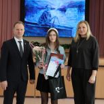 Анна Соломеина вручила награды победительницам  конкурса рисунка «Чистая вода», который прошел в Каменске-Уральском в рамках гражданского форума