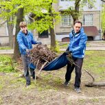 Луганские единороссы и волонтеры молодёжного центра «Юность» навели порядок во дворе многоквартирного дома