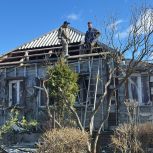 Волонтеры Единой России помогают устранять последствия обстрела Льговского района