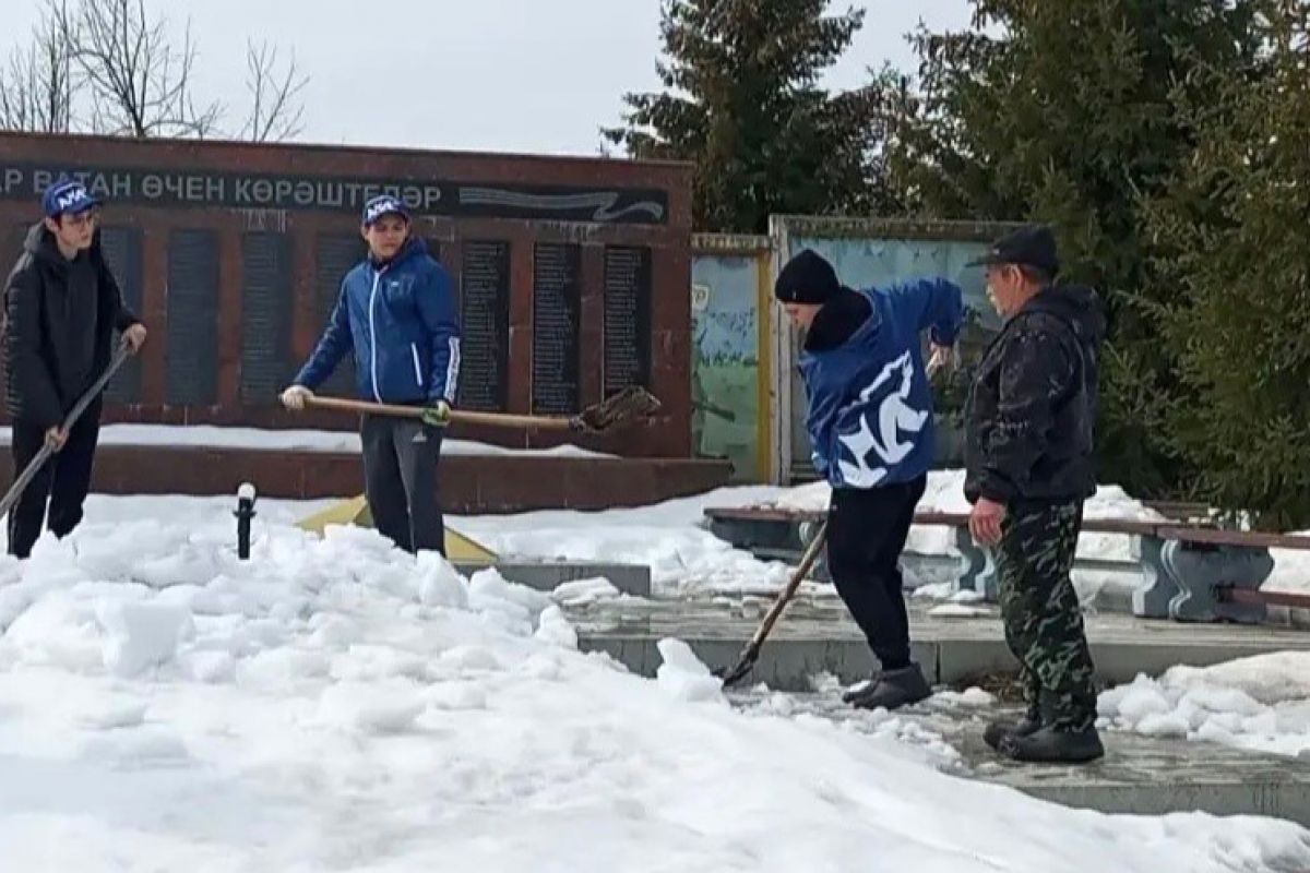 Альдермышские партийцы очистили территорию памятника участникам Великой Отечественной войны