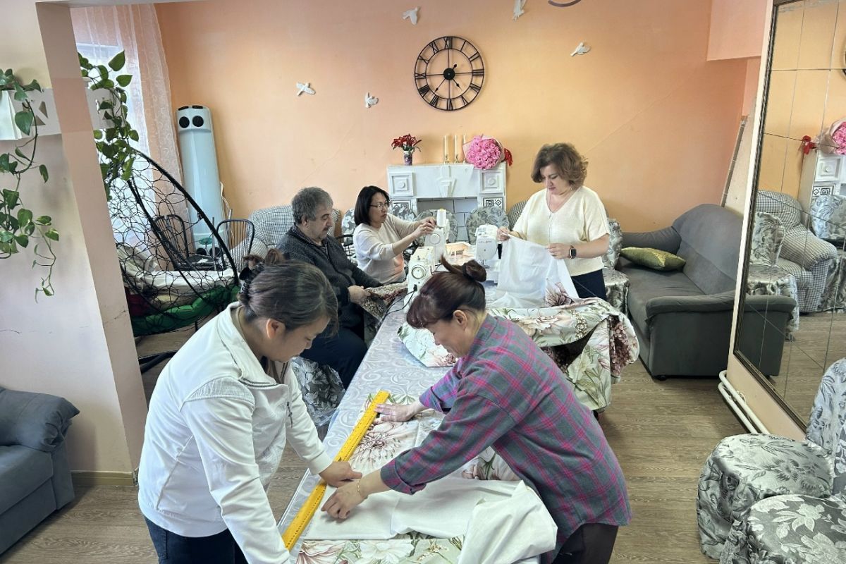 Тазовчане шьют постельное белье для жителей Волновахи