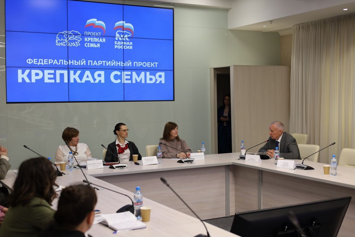 «Единая Россия» запустила для жителей Омской области цикл лекций о сохранении семейных ценностей в цифровую эпоху