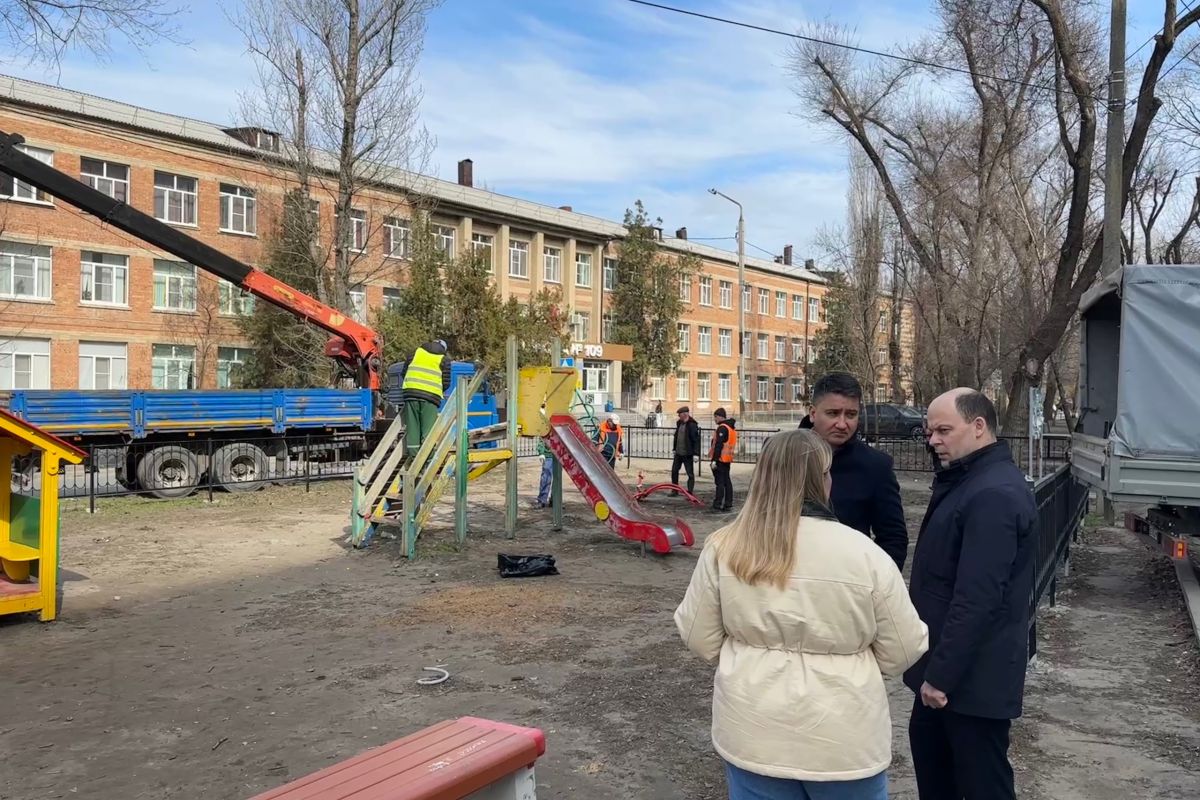 Депутат «Единой России» Виктор Чигвинцев провел мониторинг благоустройства детской площадки в Первомайском районе донской столицы