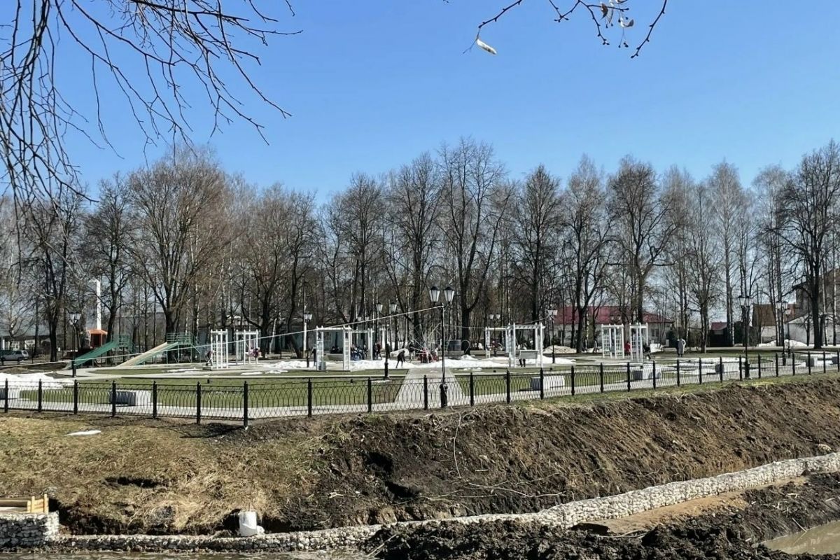 Иван Бахилов осмотрел будущий сквер и проверил благоустройство территории вокруг городского пруда Козиха в Касимовском округе
