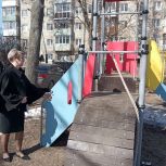 Партийный десант «Единой России» проверил состояние детской площадки и придомовой территории в Балахне