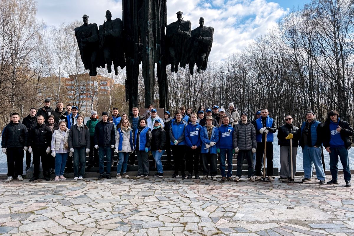 Единороссы привели в порядок парк Советско-Польского братства по оружию в Рязани