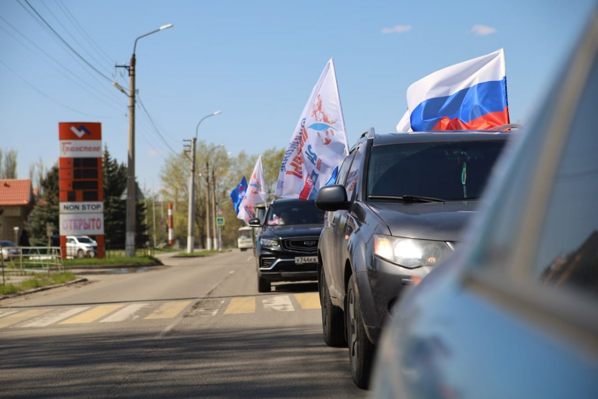 «Единая Россия» провела автопробег Победы в Луганске