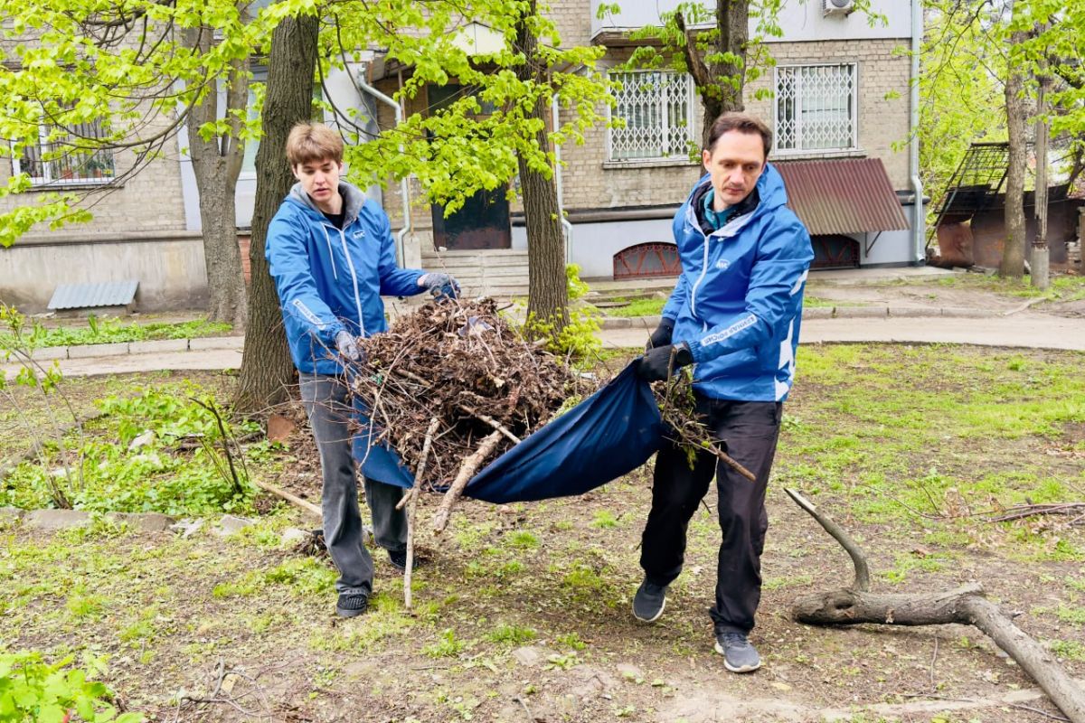 Луганские единороссы и волонтеры молодёжного центра «Юность» навели порядок во дворе многоквартирного дома