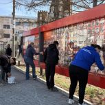 Перед Днём Победы карталинские школьники и молодогвардейцы отмыли городскую Стену памяти