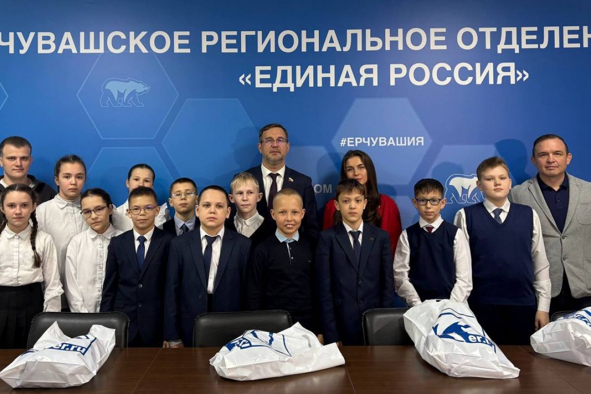 Сенатор РФ, координатор партийного проекта "Выбор сильных" Николай Владимиров вручил юным самбистам борцовки