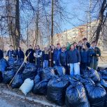 Депутаты Анна Лопаткина и Ольга Никитина вместе с активными жителями привели в порядок сквер Дружбы на Первомайском проспекте