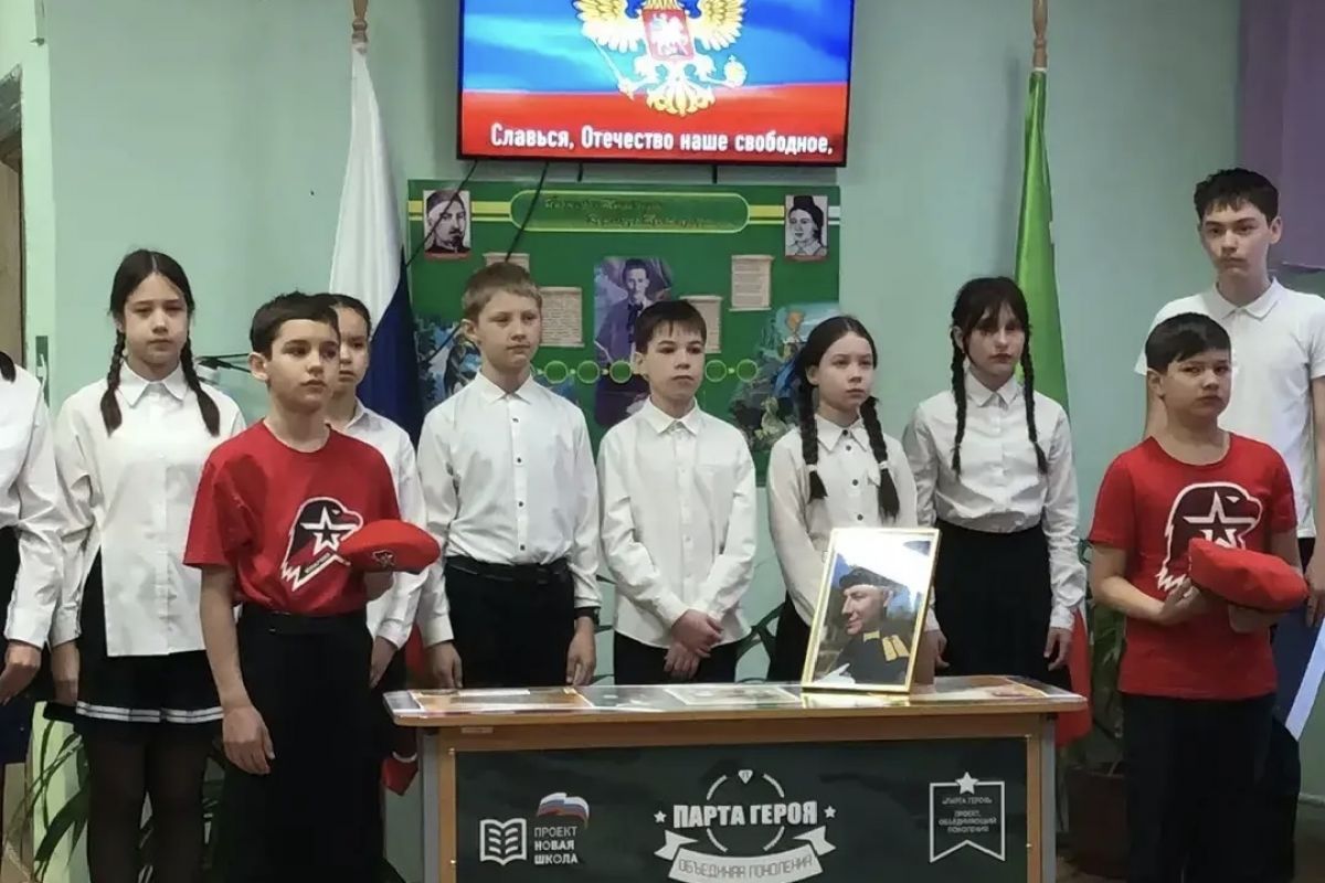 «Единая Россия» установила Парту Героя в честь бойца СВО в школе посёлка Дачное в Татарстане