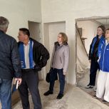 Партийный десант оценил ход ремонта школы в посёлке Владимировка