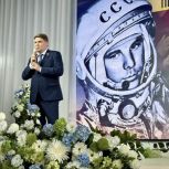 Депутат «Единой России» Владимир Влазнев поздравил жителей Азова с Днем космонавтики
