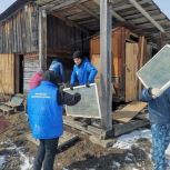 Волонтеры Единой России помогают ликвидировать последствия стихии в Черной Речке