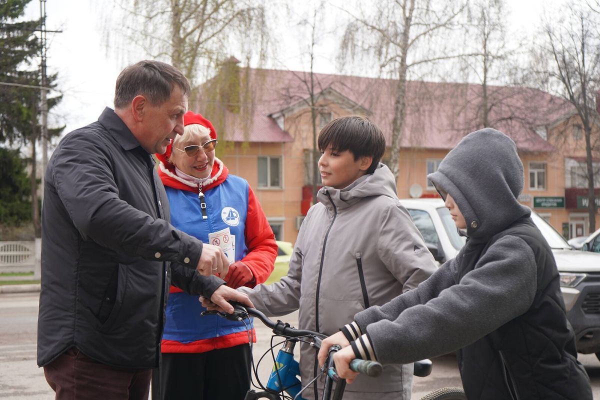 В Азнакаево провели несколько акций по теме безопасности детей на дорогах