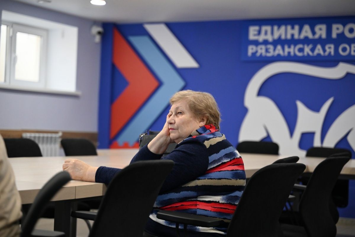 В штабе общественной поддержки «Единой России» пенсионерам рассказали о мессенджере MAX и кибербезопасности