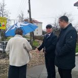 Сергей Лукьянов проверил ход благоустройства тротуара на улице Советской в Ухоловском округе