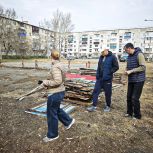 В Кыштымском округе депутаты проверили первые работы по реконструкции хоккейной площадки