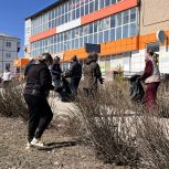 Партийцы Локомотивного приступили к весенним субботникам
