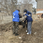 Активисты «Единой России» дали старт городскому субботнику в поселке Антипиха