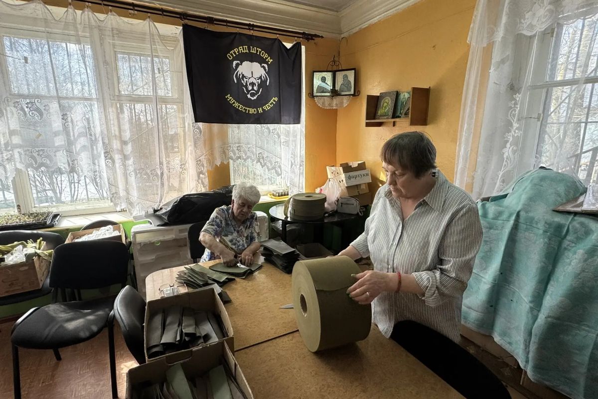 «Серебряные волонтеры» из «Фарфориста» за 2025 год связали 1500 пар носков для бойцов спецоперации