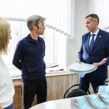 Роман Калинин передал инвентарь для плавания школе №17